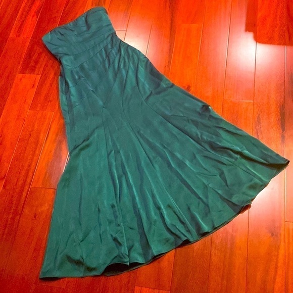 BCBG MAXAZRIA Emerald Green flare hemmed formal gown - Picture 2 of 6